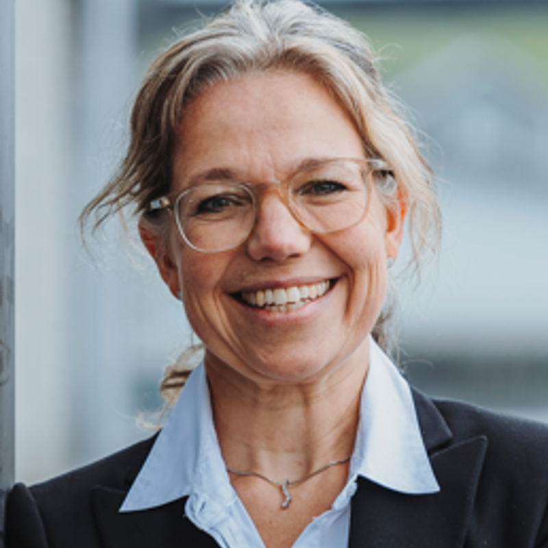 Reinhard Corina Zugeschnitten